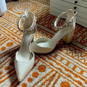 Jewel Badgley Mischka, Bridal Shoes, Ivory, Size 7.5,